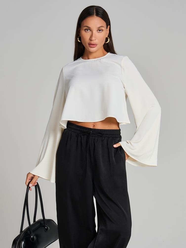 Блузка офисная нарядная с рукавом клеш