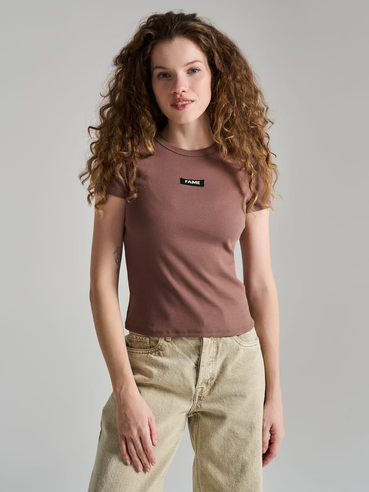 Футболка в рубчик с нашивкой