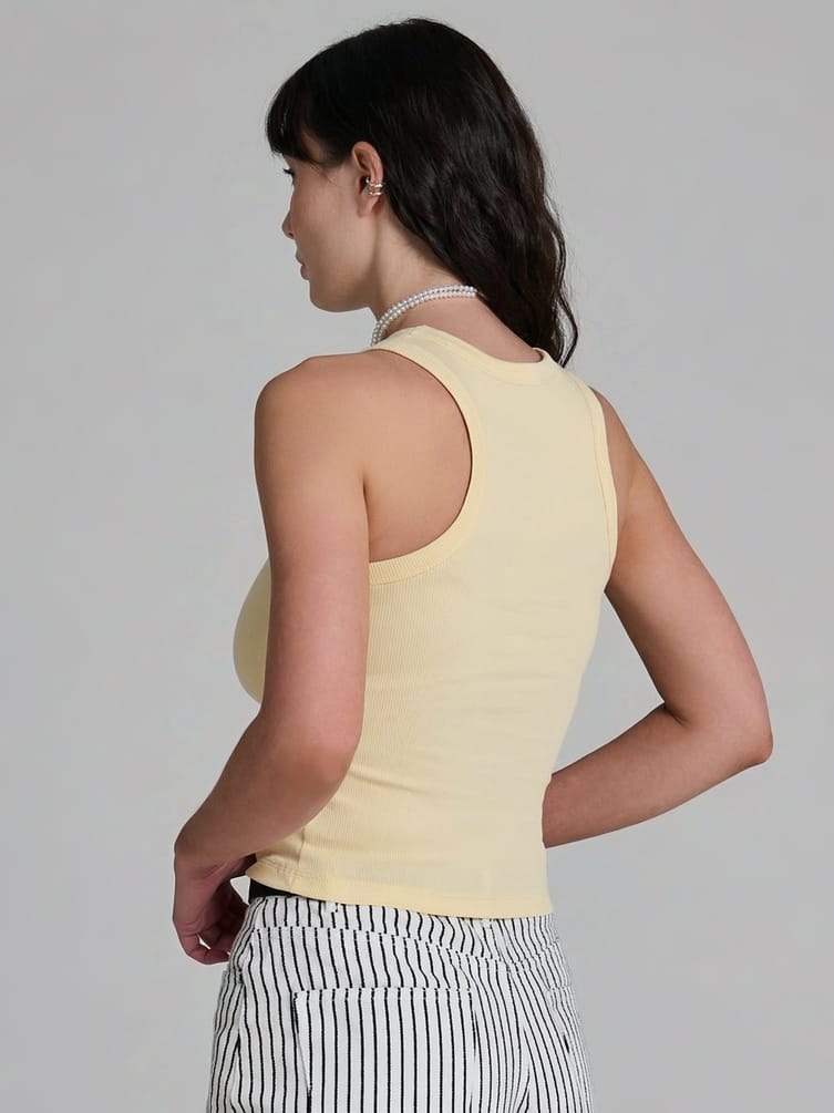 Майка на широких бретелях в рубчик