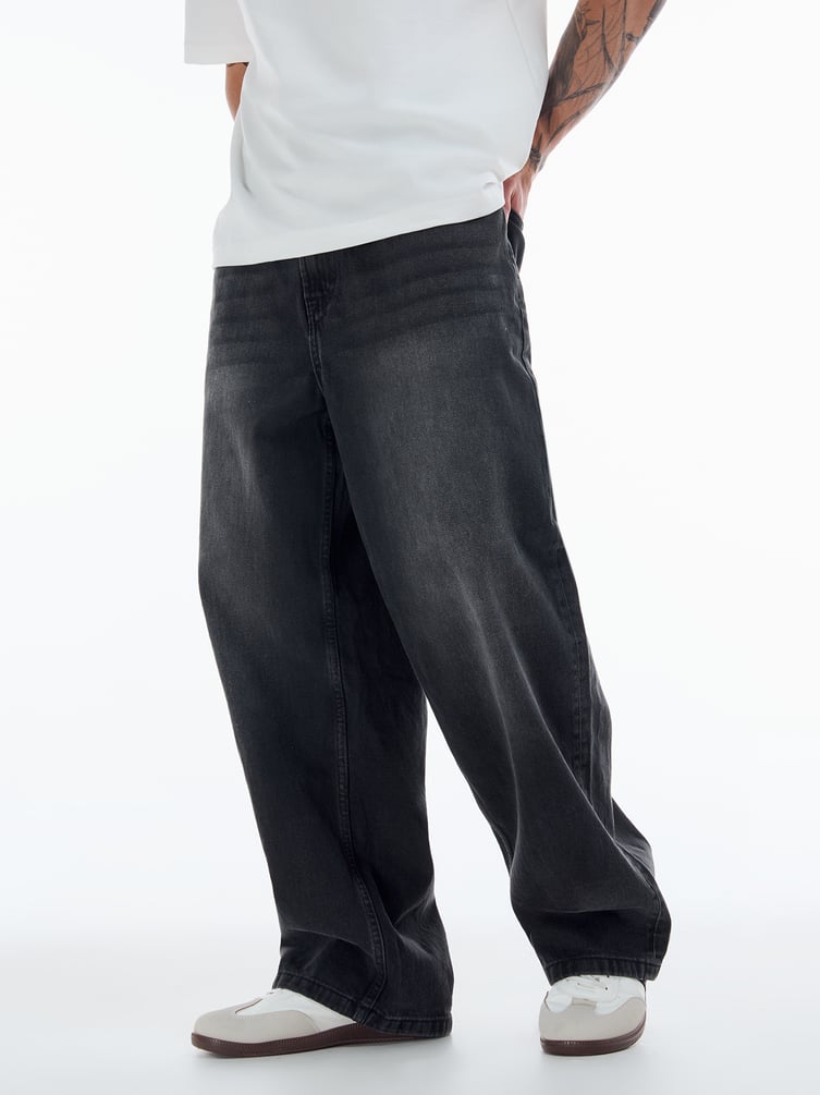 Широкие джинсы с вареным эффектом