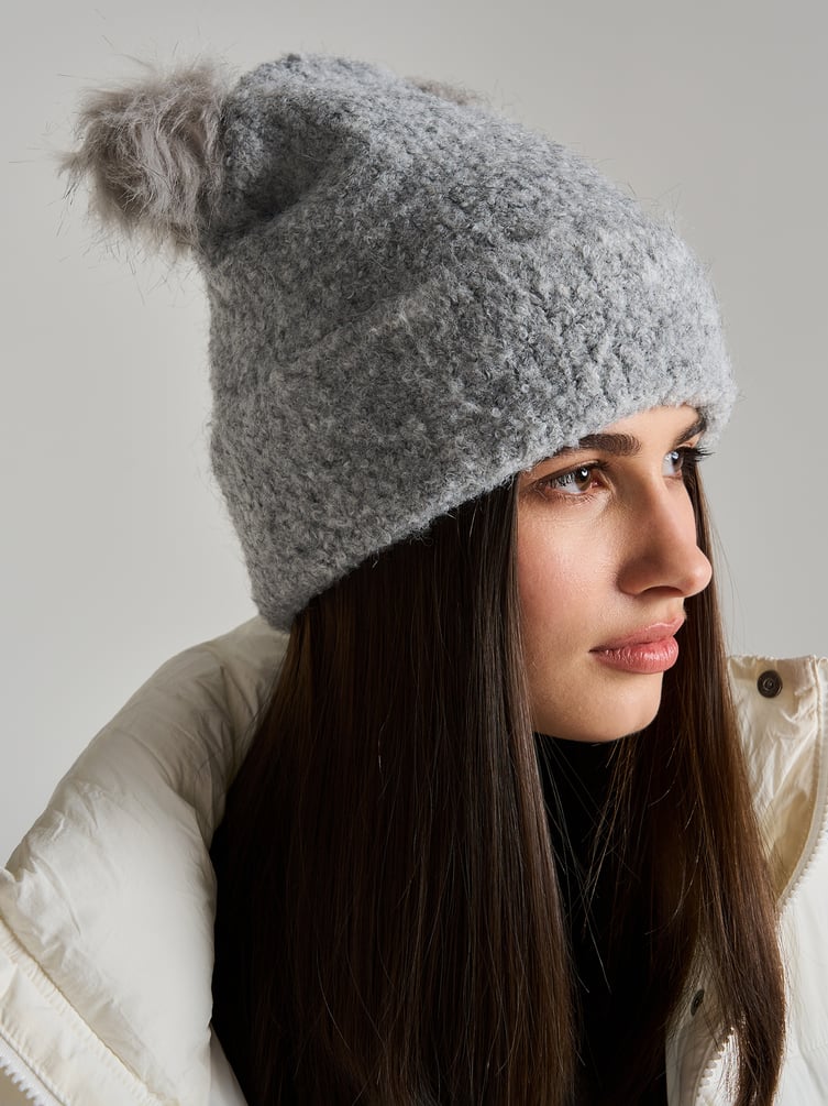 Шапка вязаная с помпонами