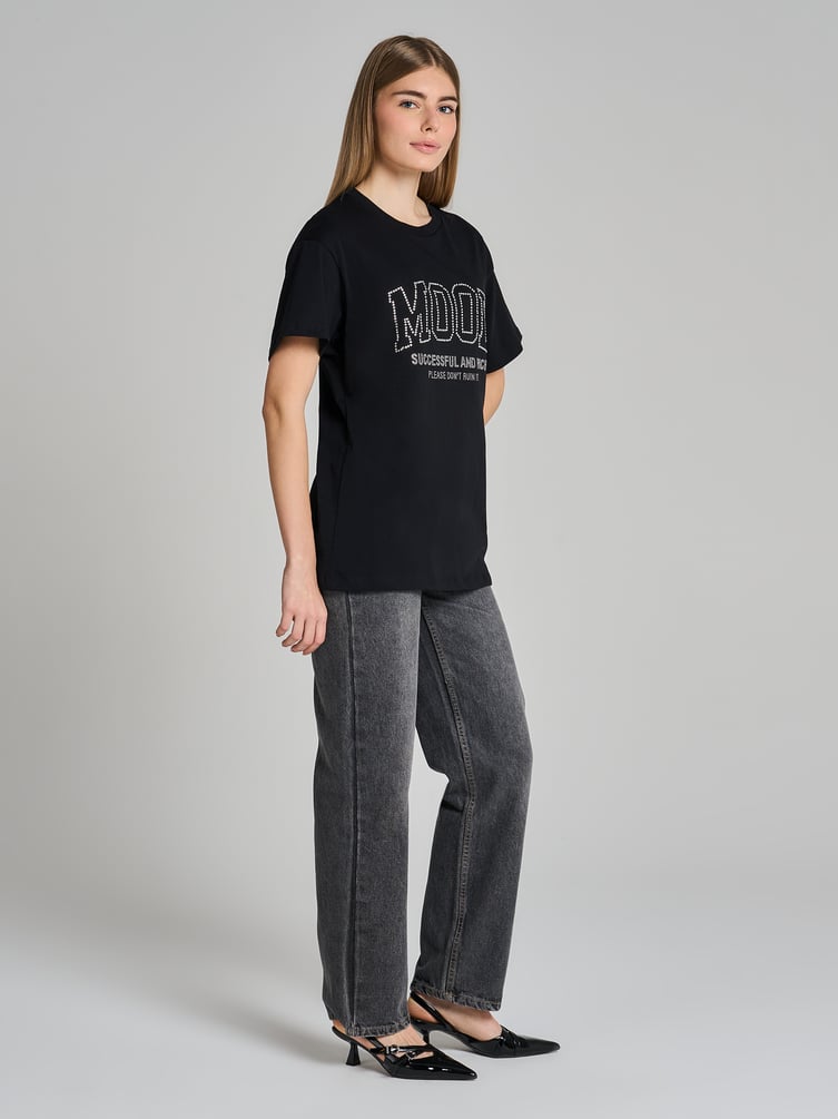 Футболка оверсайз с надписью стразами