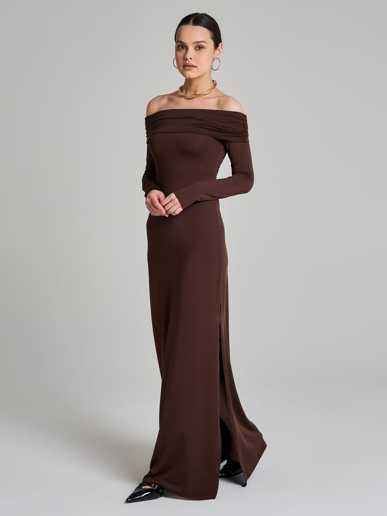 Платье нарядное с открытыми плечами и разрезом