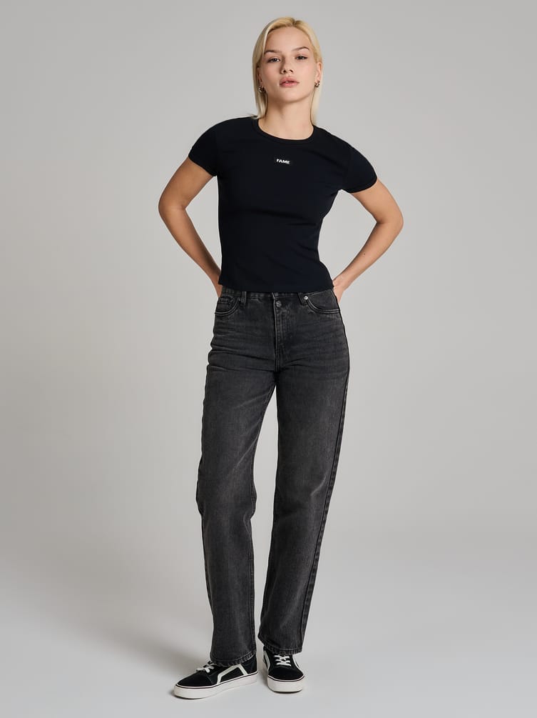 Футболка приталенная с нашивкой