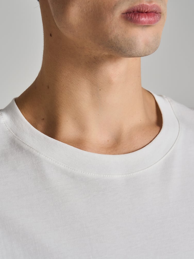 Футболка с принтом на спине