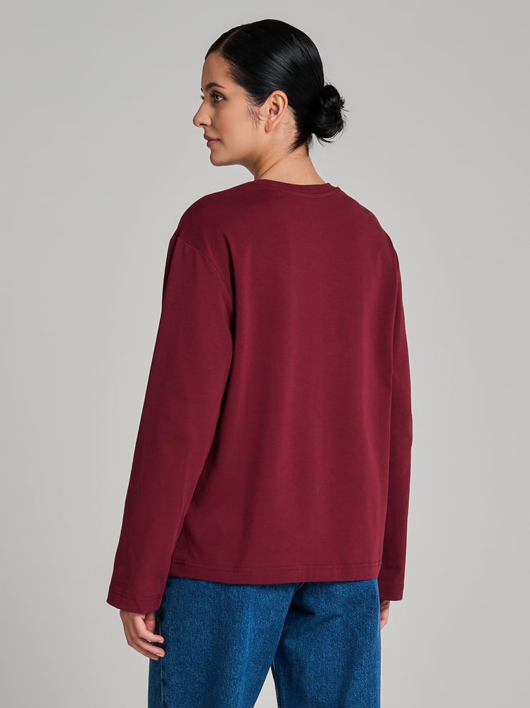 Лонгслив оверсайз с надписью на спине