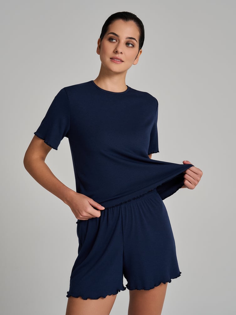 Пижама в рубчик с футболкой и шортами