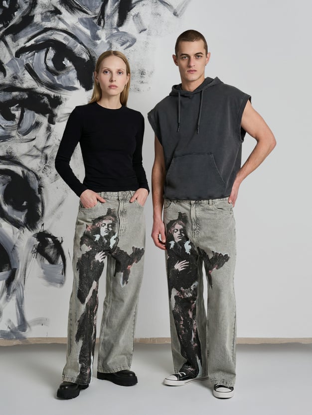 Джинсы широкие с принтом Макс Борисов