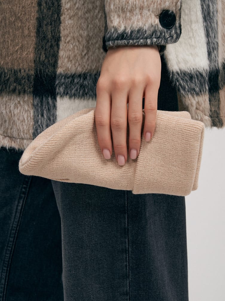 Осенняя вязаная шапка бини с люрексом