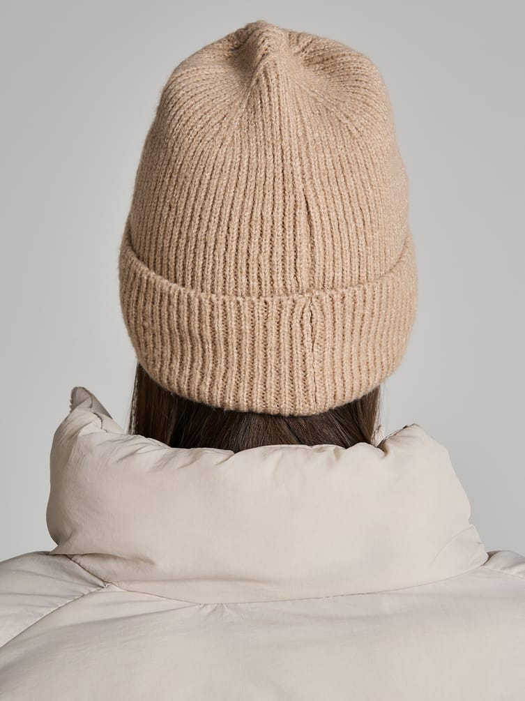 Вязаная шапка с плюшевым сердцем