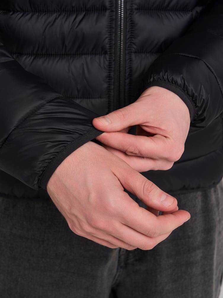 Демисезонная теплая куртка на синтепоне с капюшоном