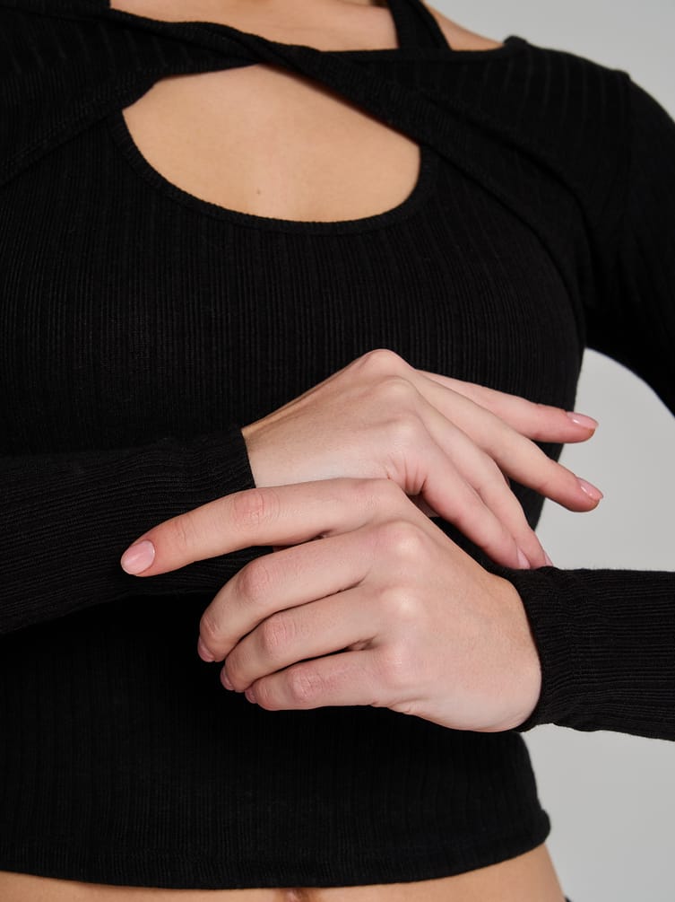 Лонгслив с декоративным вырезом