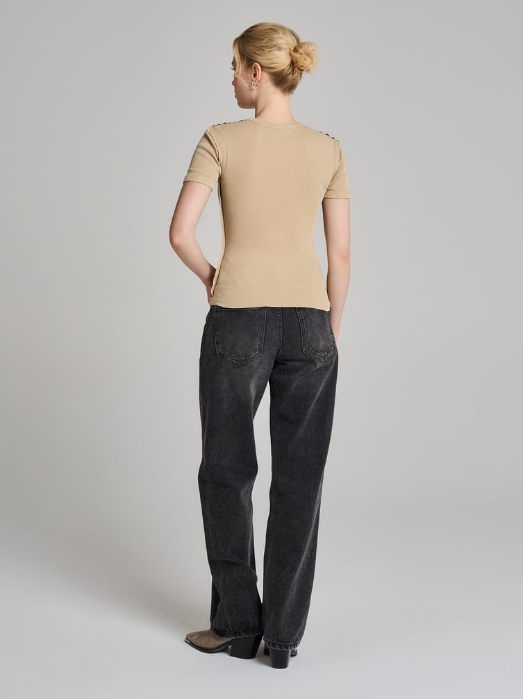 Футболка в рубчик с внешними швами