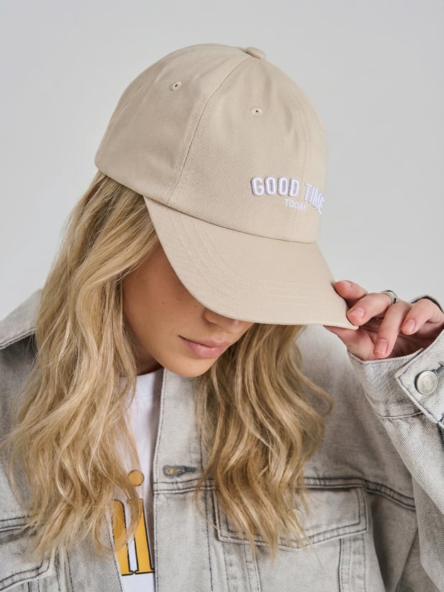 Бейсболка с вышивкой надписи