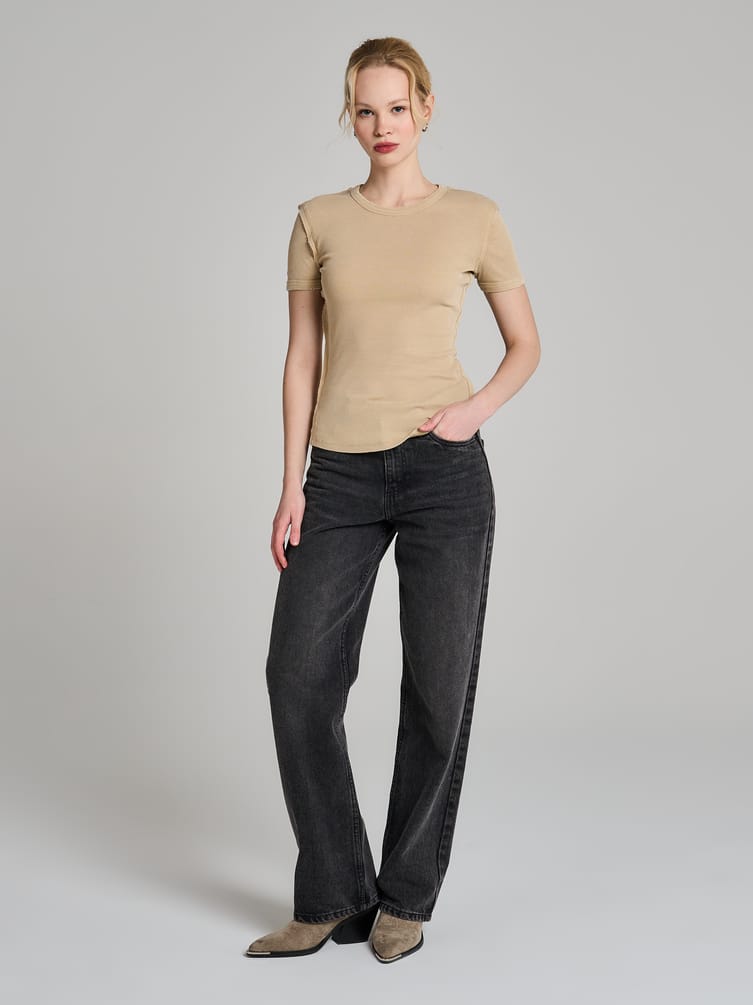 Футболка в рубчик с внешними швами