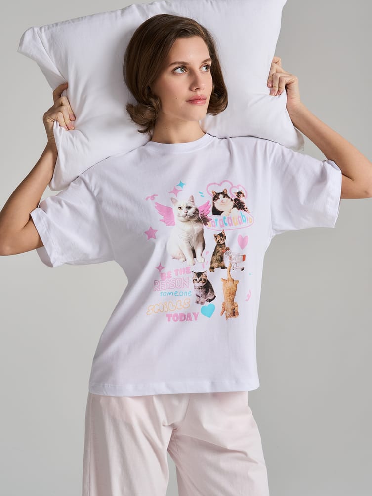 Пижама с принтом котиков и брюками