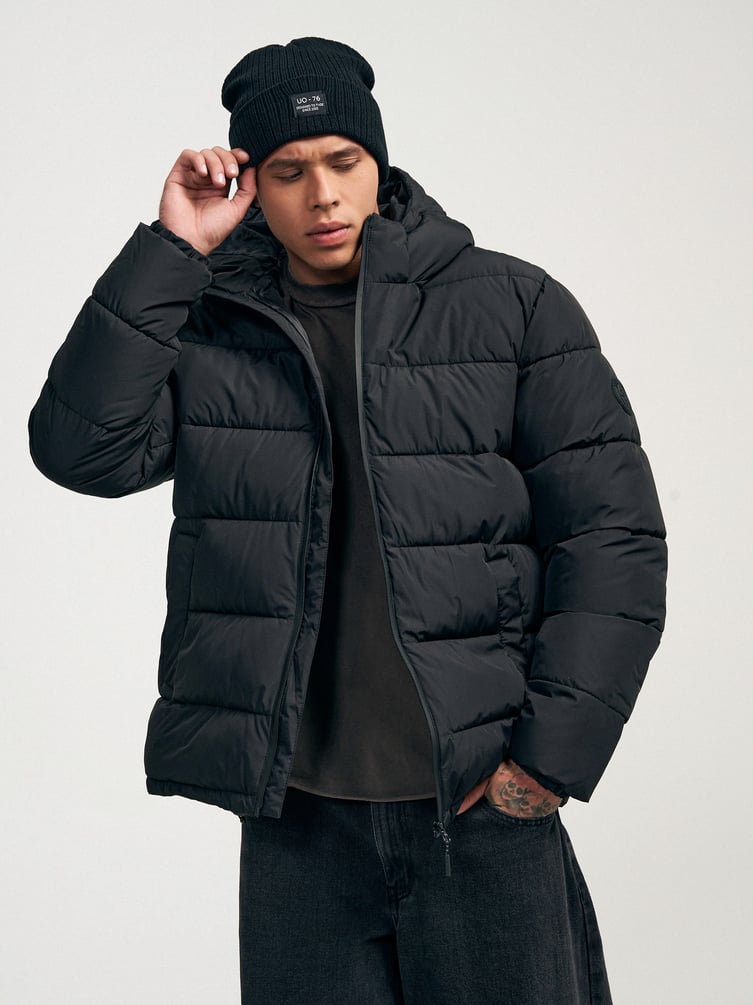 Трикотажная осенняя шапка бини с нашивкой