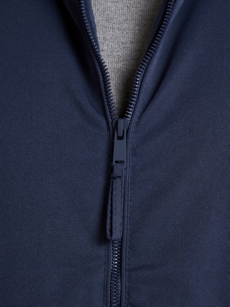 Демисезонная куртка с капюшоном