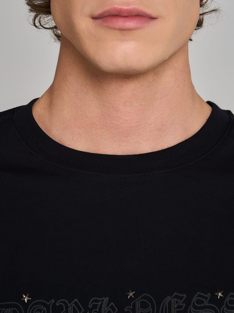 Футболка с надписью Darkness и заклепками