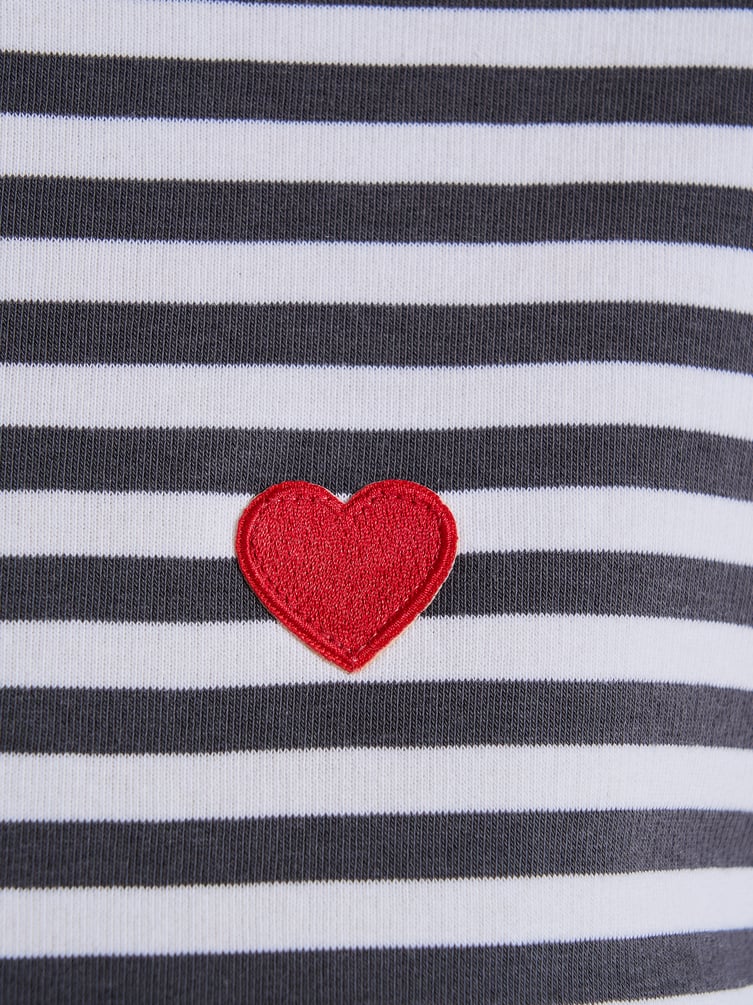 Полосатый свитшот с вышитым сердцем