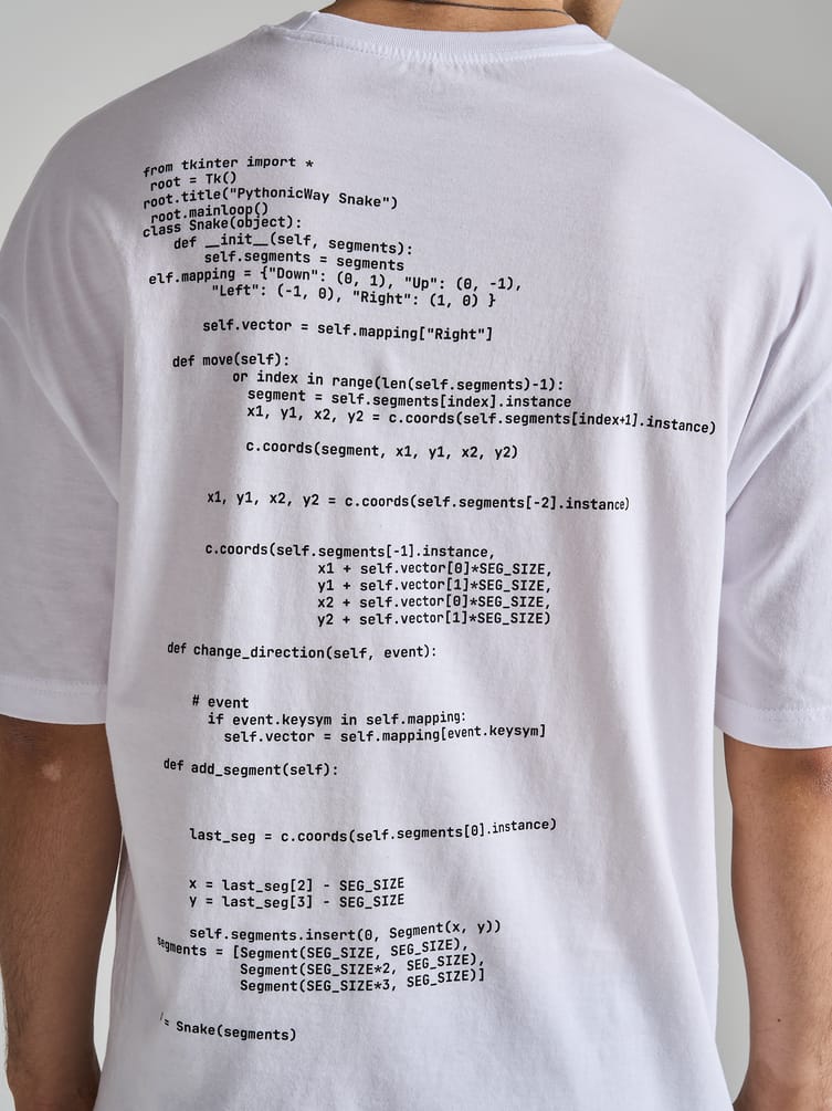 Футболка с принтом программного кода на спине