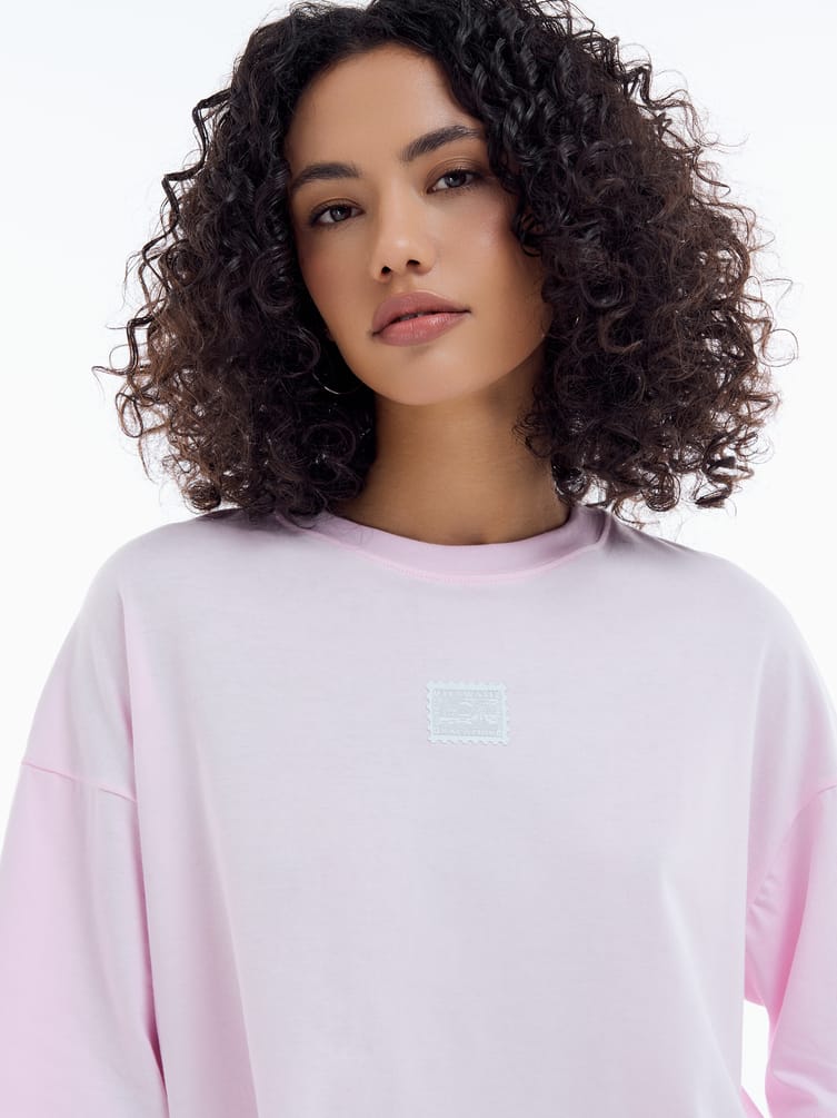 Укороченная футболка оверсайз с нашивкой