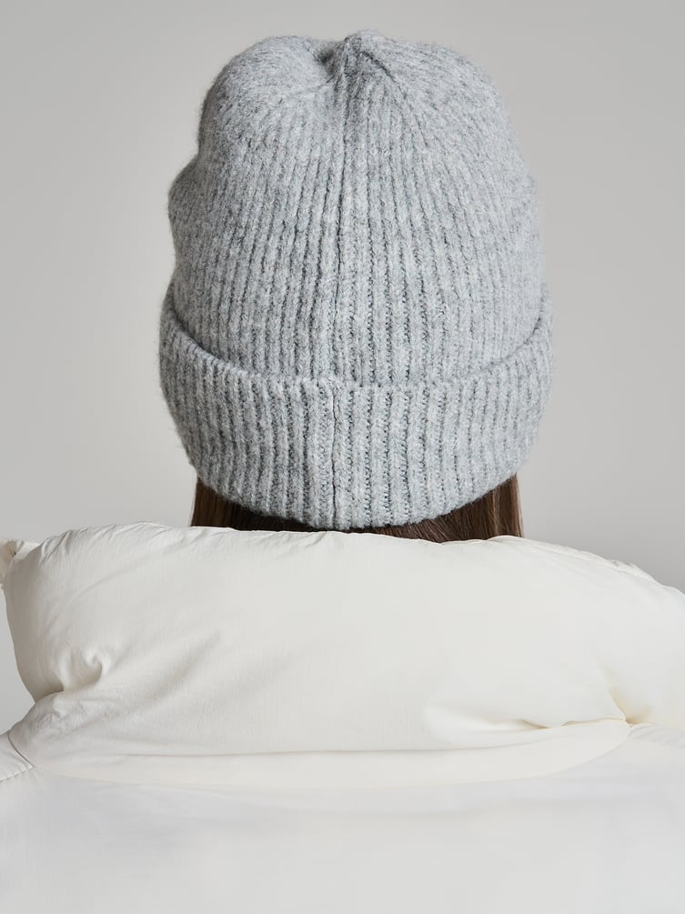 Вязаная шапка с плюшевым сердцем