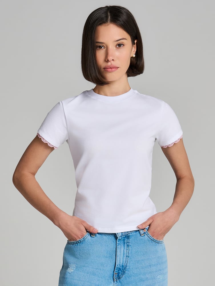 Короткая футболка с кружевом
