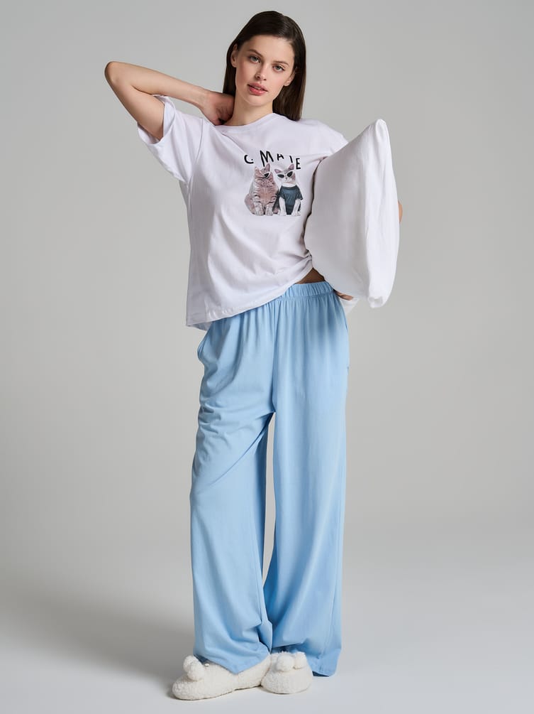 Пижама с принтом и брюками в полоску