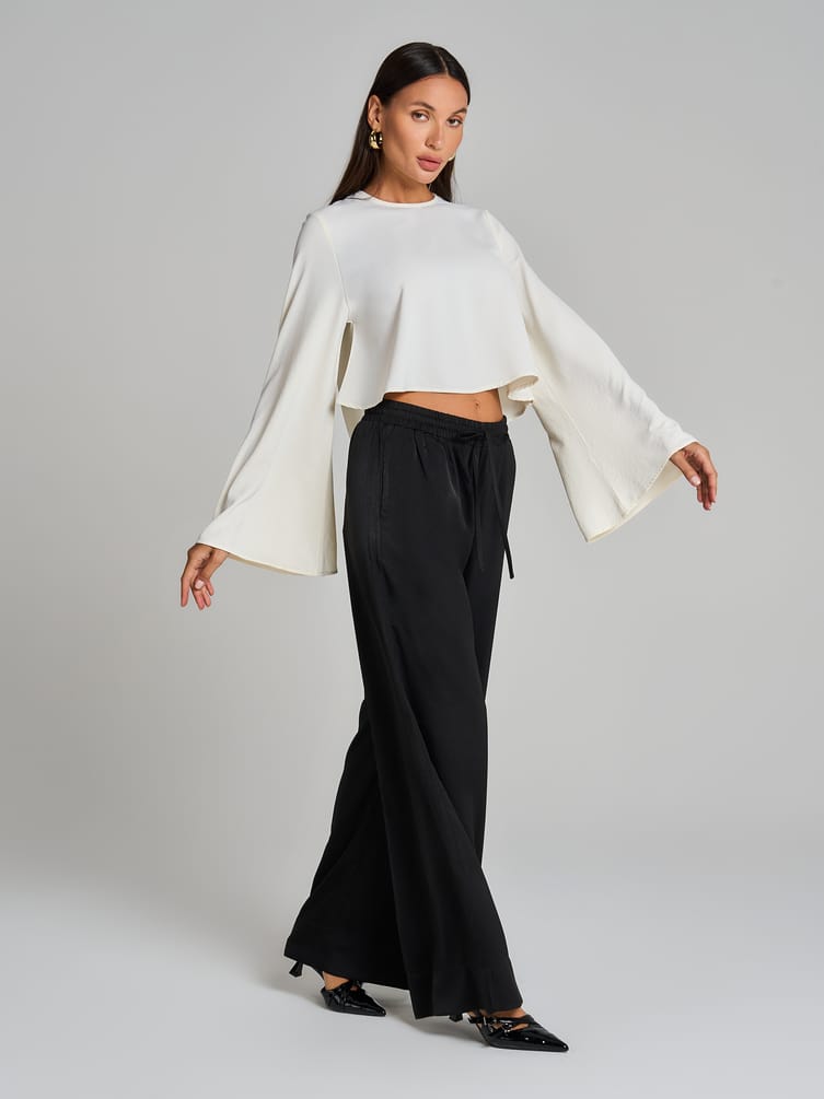 Блузка офисная нарядная с рукавом клеш