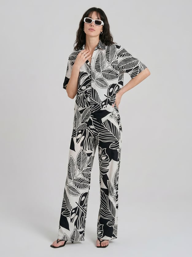 Костюм летний с рубашкой и брюками