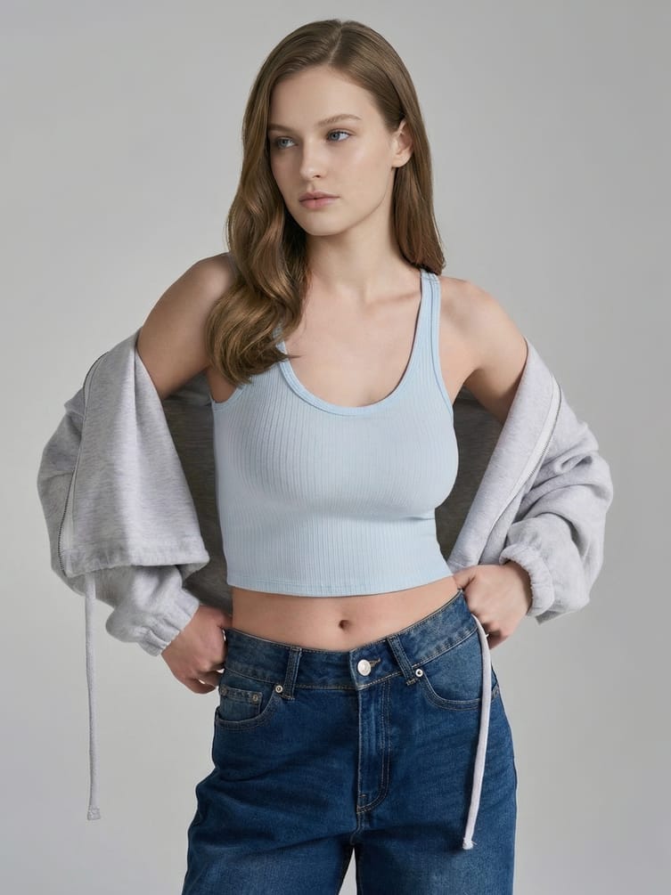 Короткая майка в рубчик на широких бретелях