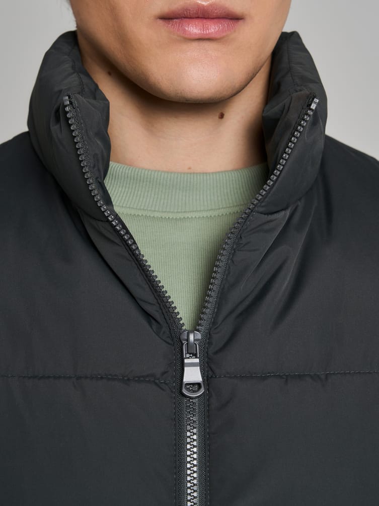 Демисезонный жилет на синтепоне без капюшона