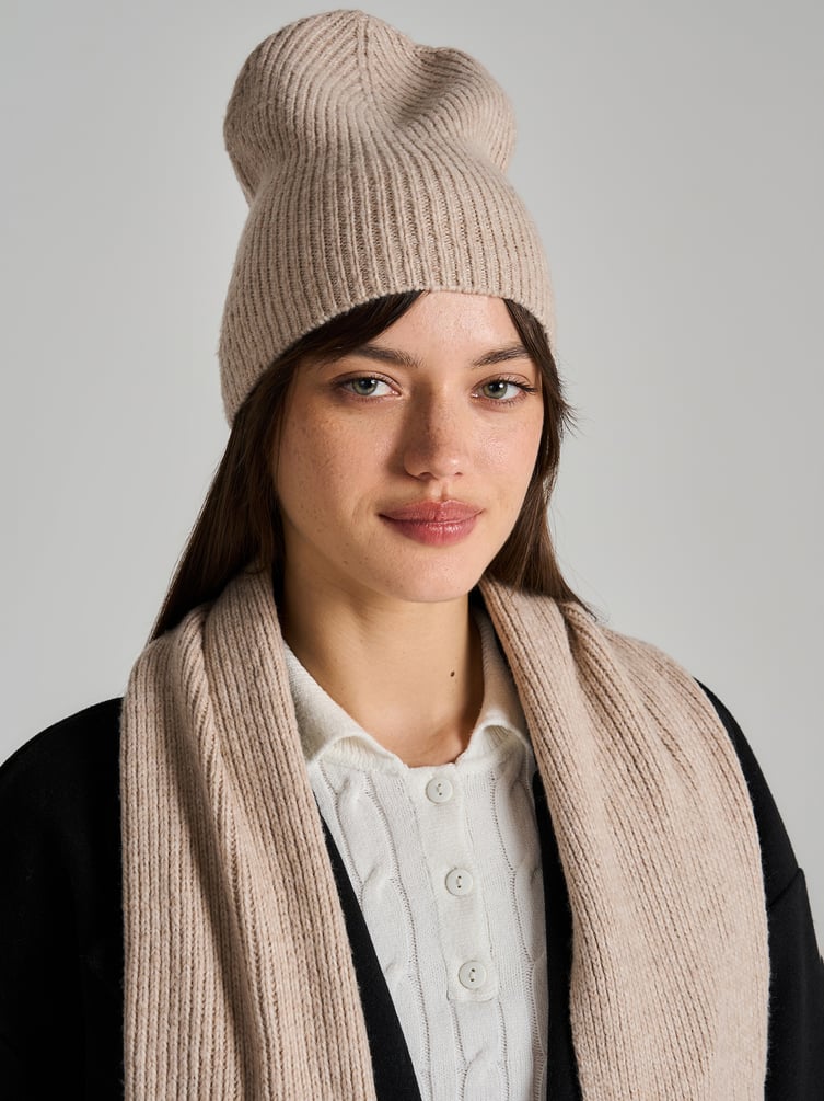 Трикотажная демисезонная шапка