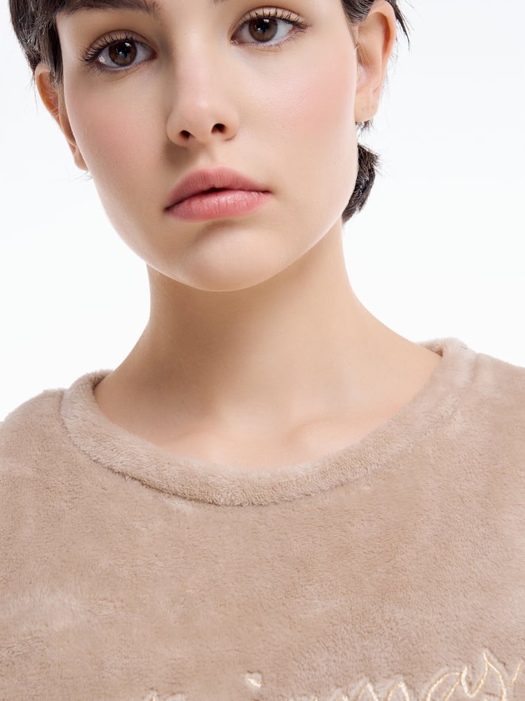 Плюшевая пижама с вышивкой и брюками