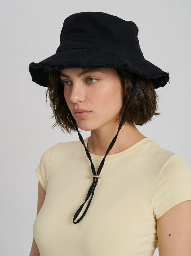 Панама с бахромой и завязками