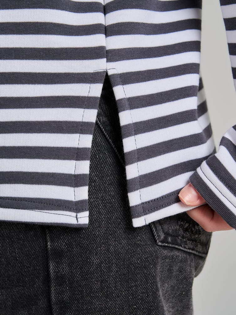 Полосатый свитшот с вышитым сердцем