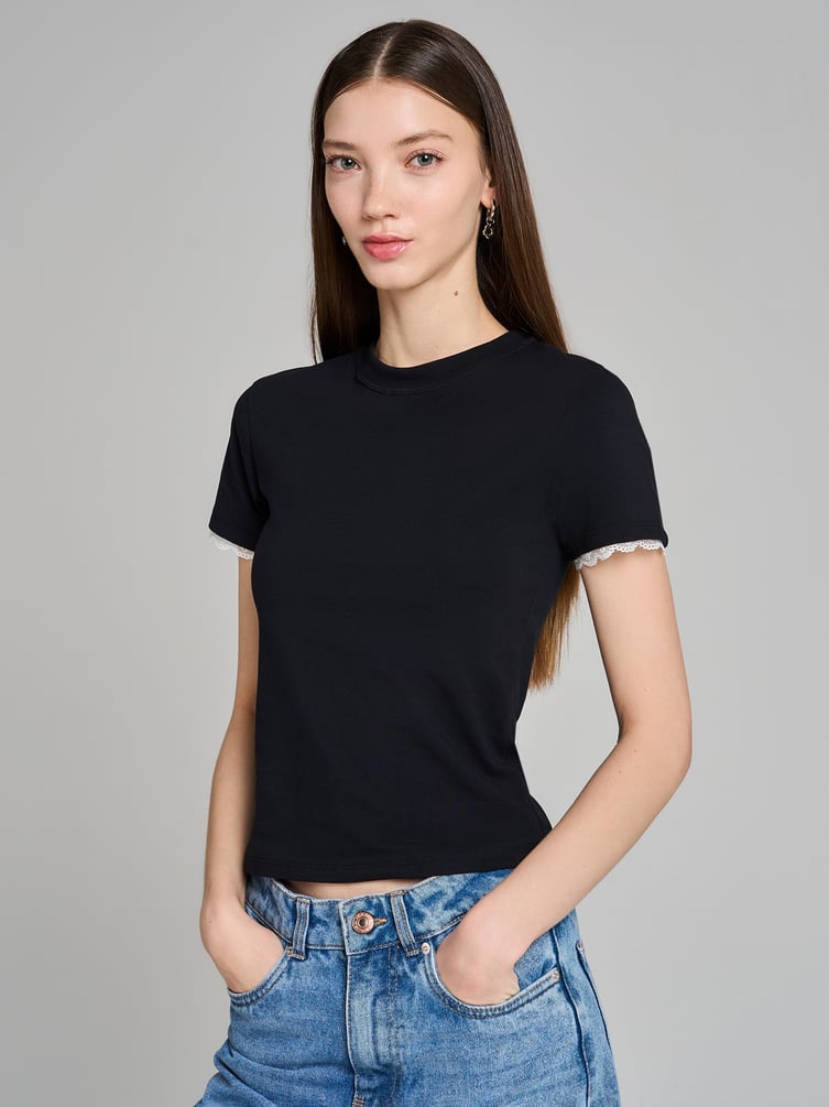Короткая футболка с кружевом