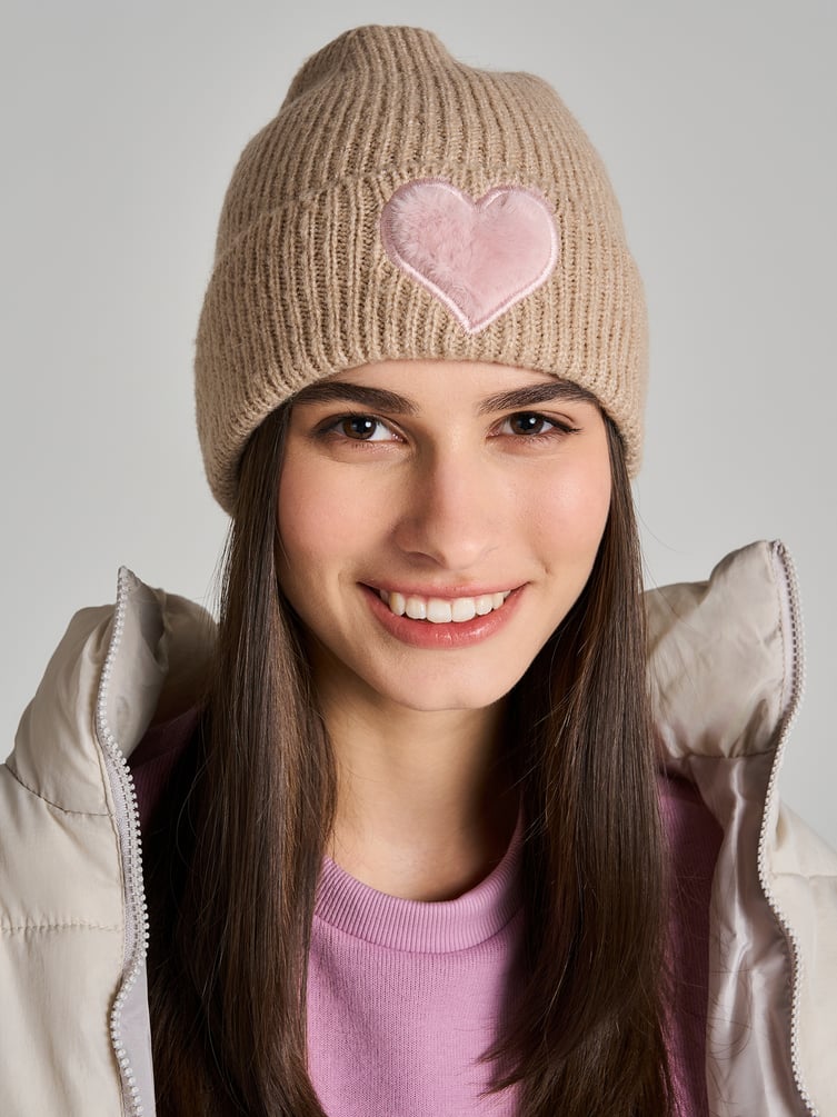 Вязаная шапка с плюшевым сердцем