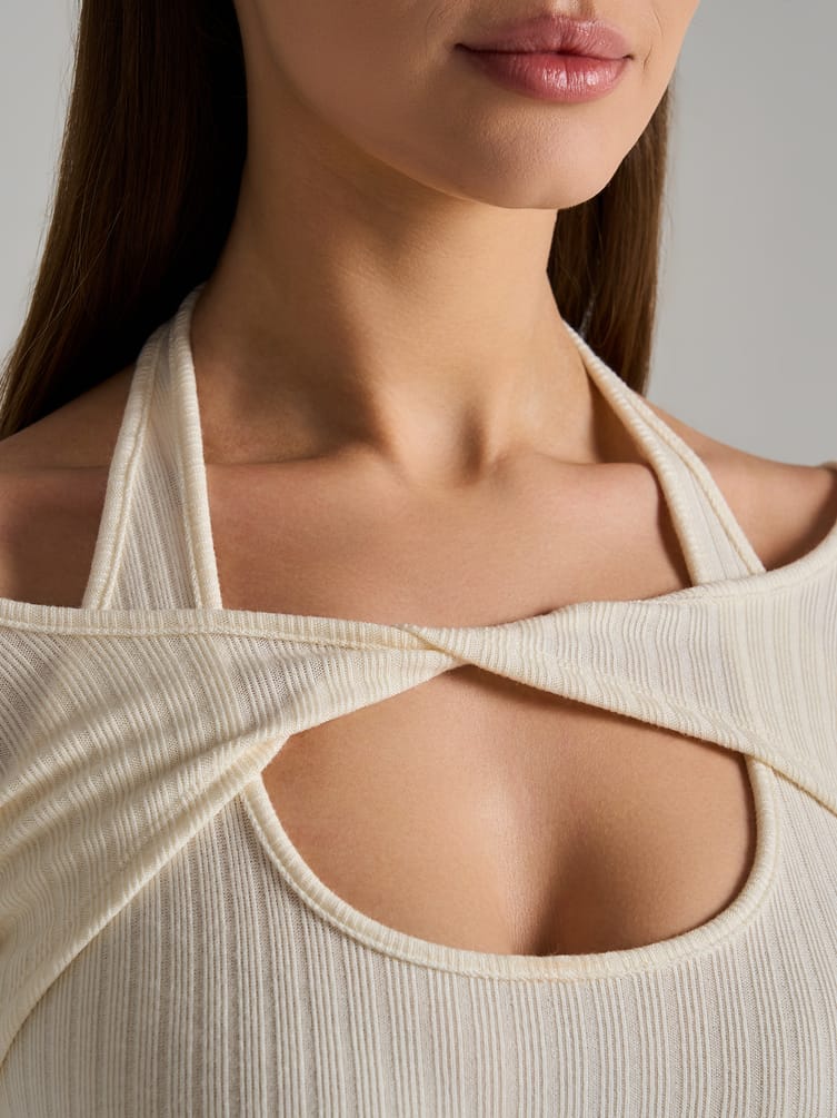 Лонгслив с декоративным вырезом