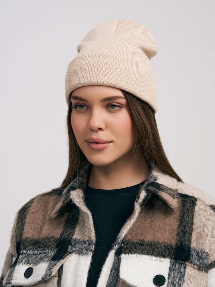 Осенняя вязаная шапка бини с люрексом