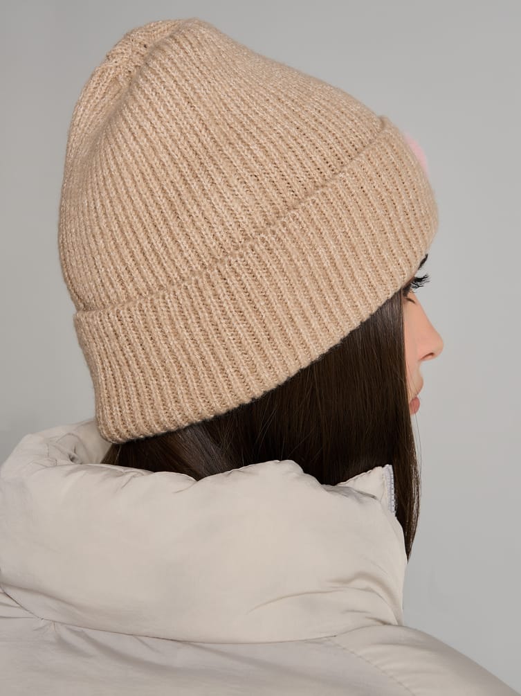 Вязаная шапка с плюшевым сердцем