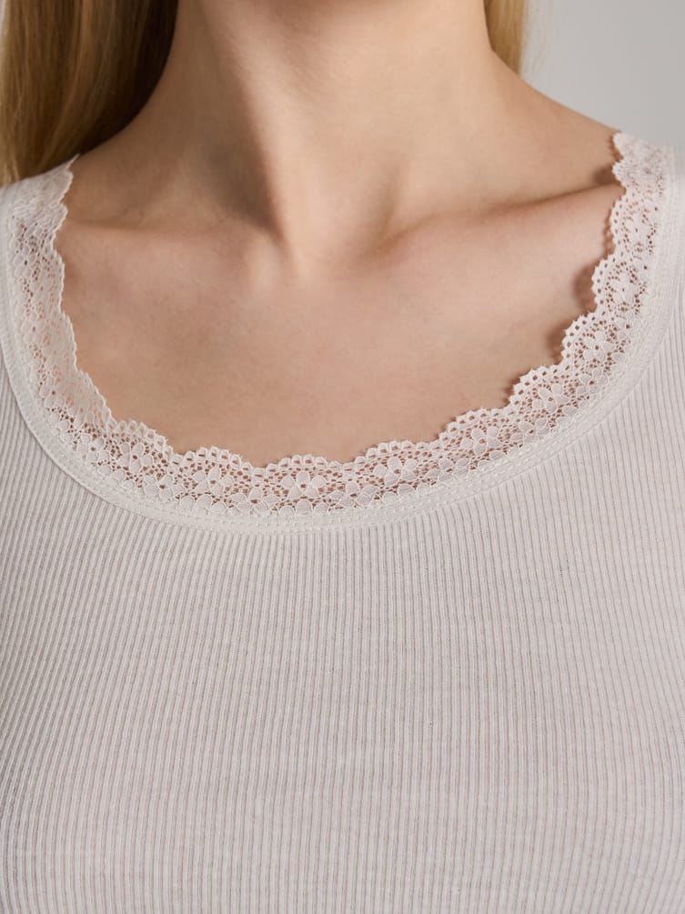 Майка в рубчик с кружевом