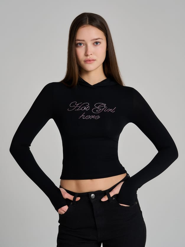 Лонгслив с капюшоном и надписью стразами