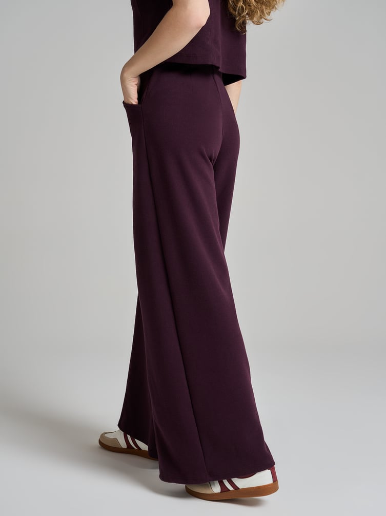 Широкие брюки в рубчик со стрелками