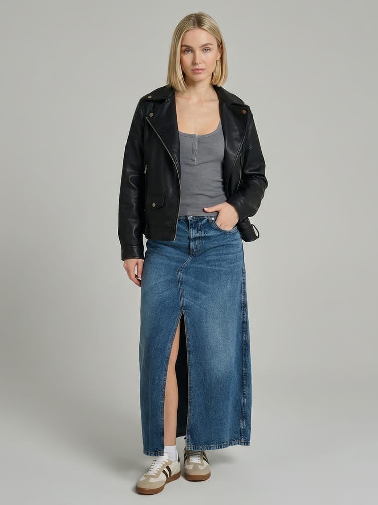 Майка в рубчик на широких бретелях