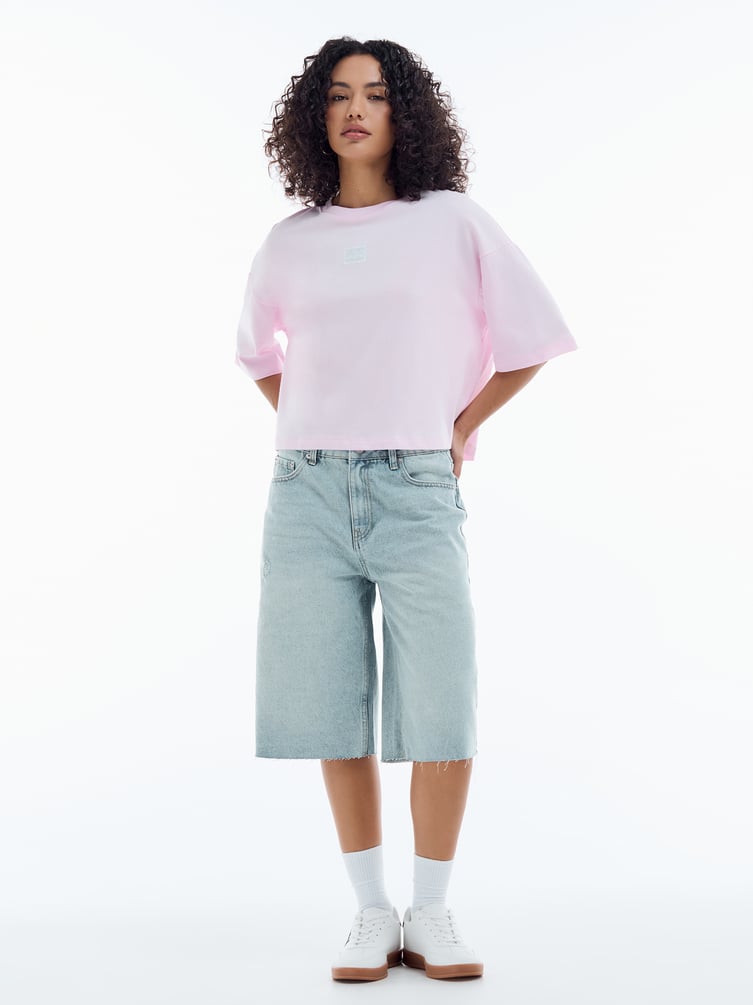 Укороченная футболка оверсайз с нашивкой