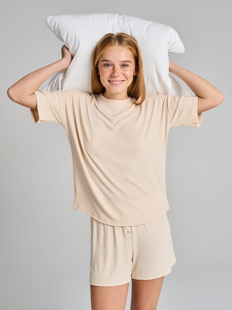 Пижама из вискозы с футболкой и шортами