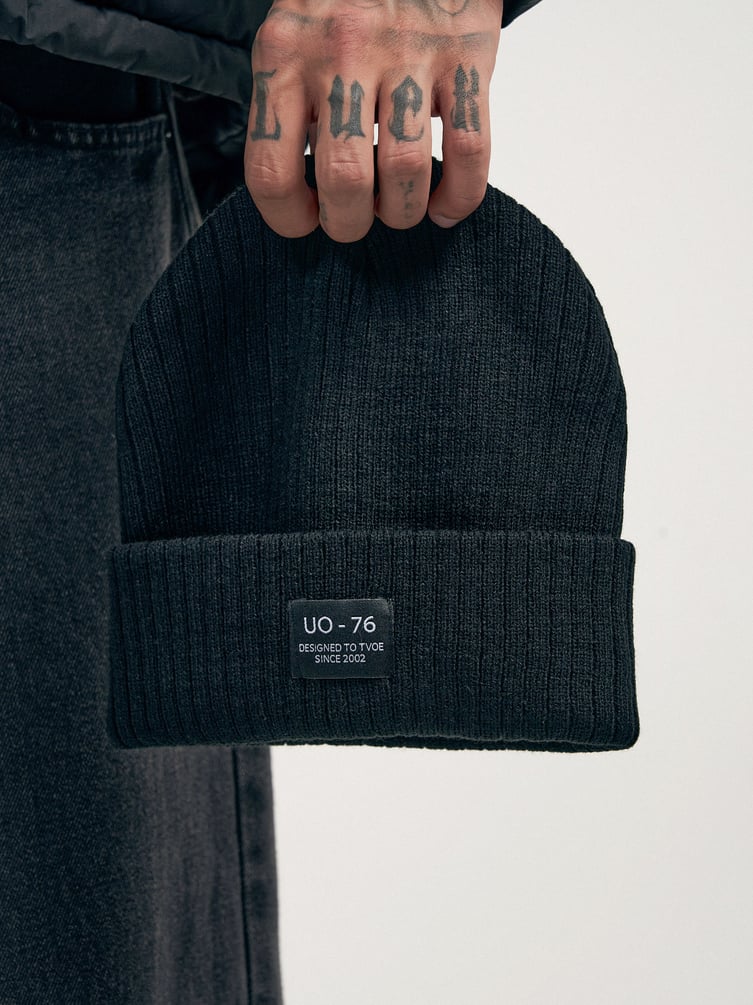 Трикотажная осенняя шапка бини с нашивкой