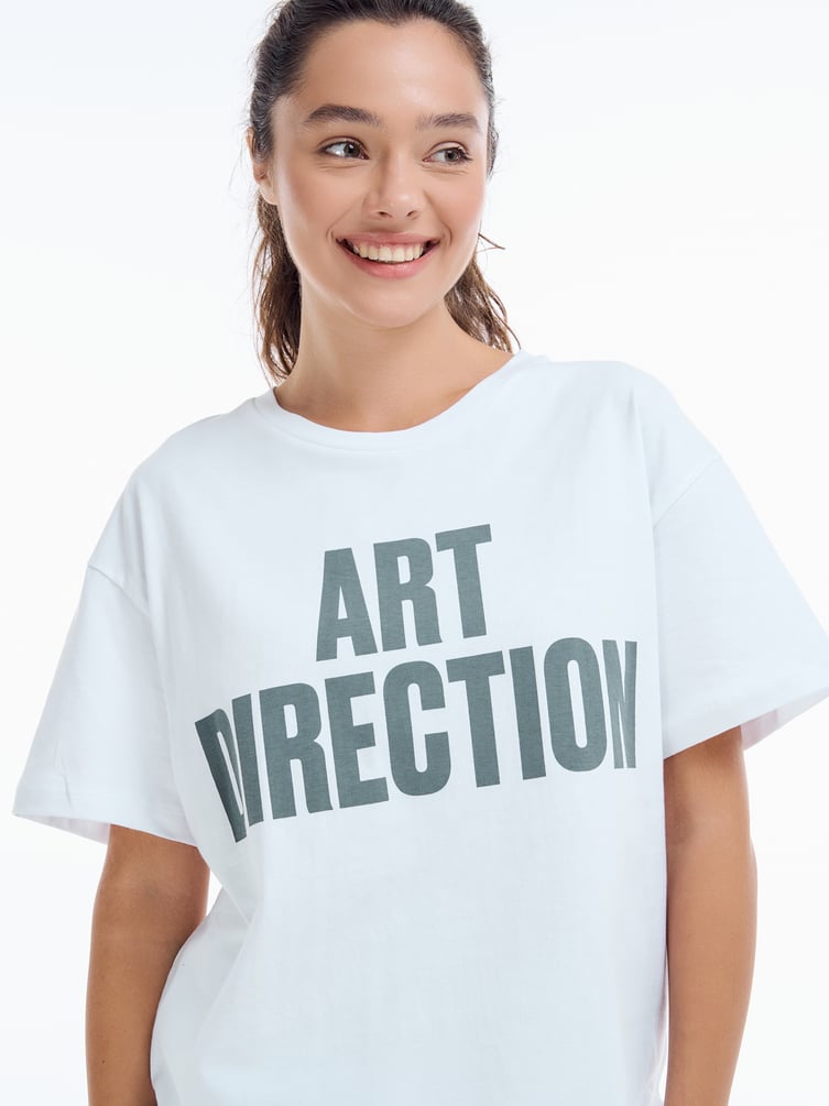 Футболка оверсайз с надписью Art direction